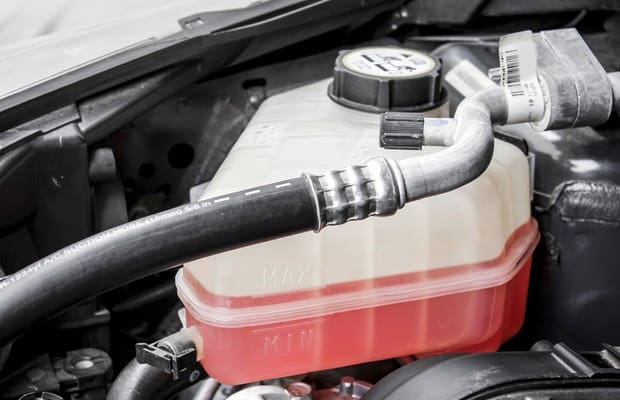 reservatório do radiador do carro com aditivo rosa